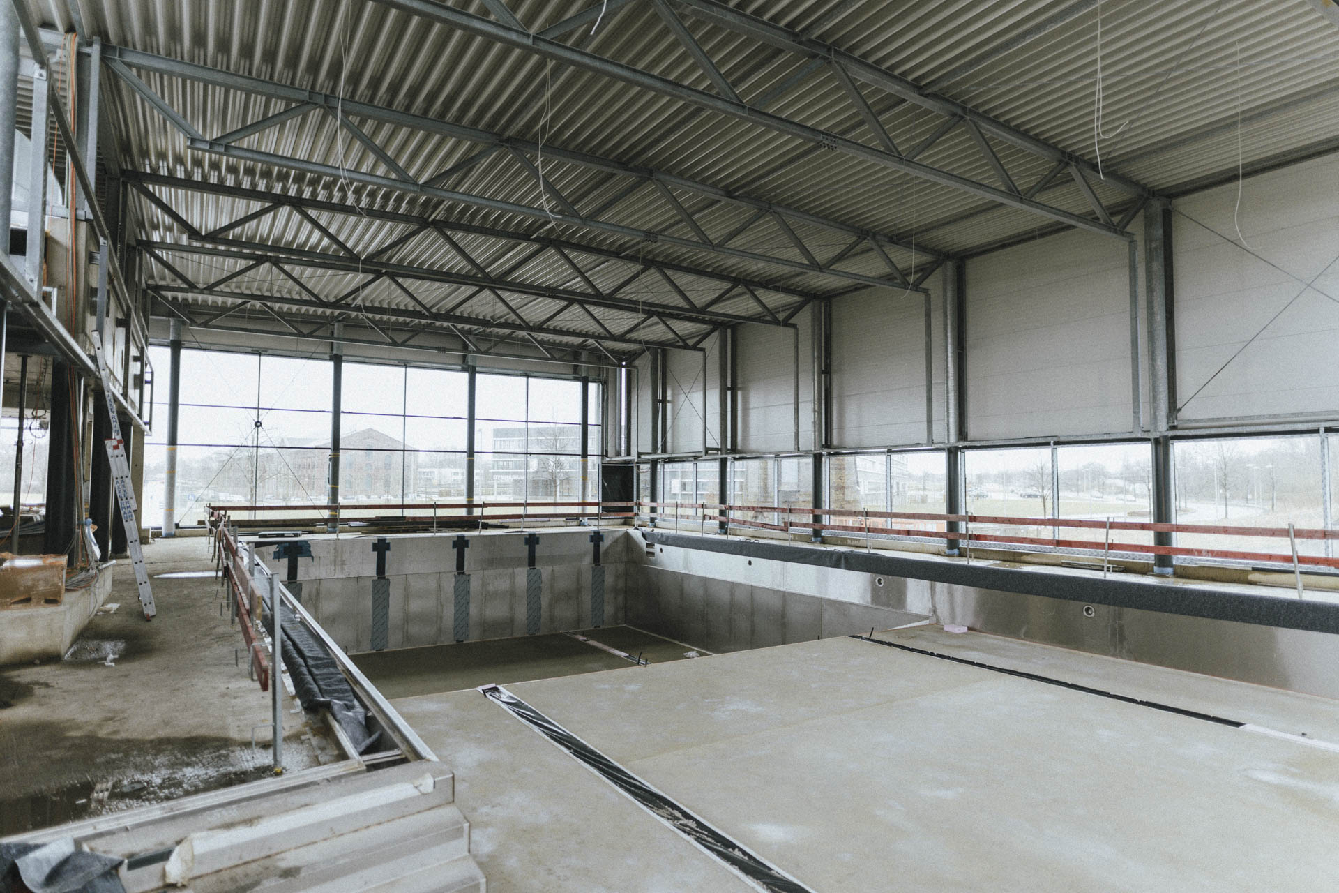 Schwimmbadbau im Rohbau mit Oynak Spezialputz – robuste Wandbeschichtung für feuchte Umgebungen und langlebige Ausführung.