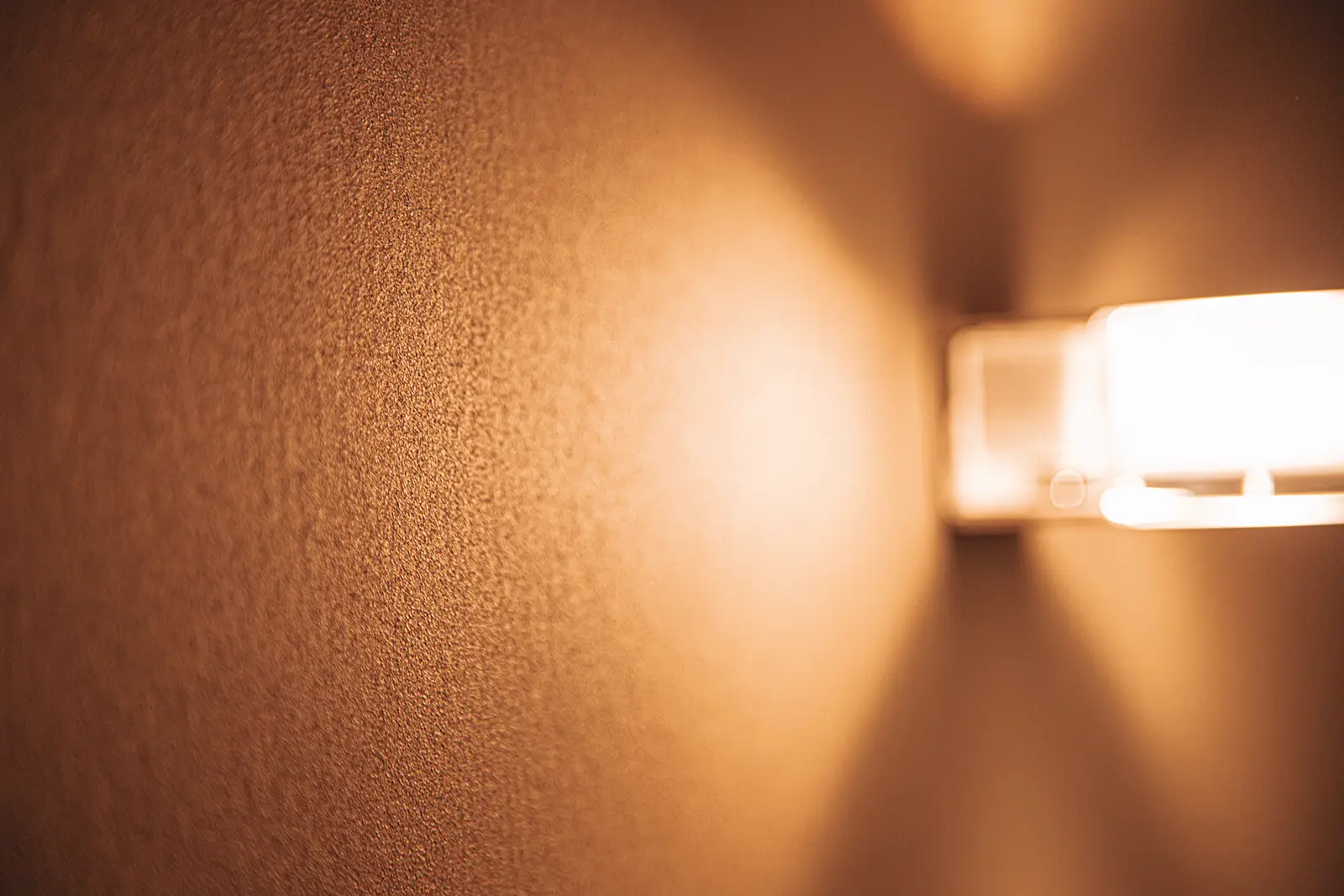 Fein strukturierter Innenputz von Oynak im Detail – hochwertige Putzoberfläche mit eleganter Lichtwirkung für moderne Wohnräume.